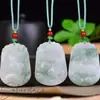 Pingente de Jade Verde Tianshan de Xinjiang com os Doze Signos do Zodíaco: Rato, Boi, Tigre, Coelho, Dragão, Serpente, Cavalo, Ovelha, Macaco, Galo, Cachorro, Porco