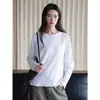 Loufu otoño temprano nuevo estilo japonés simple y moderno cuello redondo bolsillo pequeño color liso corte ajustado camiseta para mujer