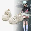 Sandálias Infantis, Sapatos de Princesa da Moda para Crianças, Novas Sandálias de Praia Macias para Meninas Verão 2026, Sapatos de Malha Únicos Vazados