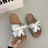 Chinelos de Solado Grosso para Mulheres para Uso no Verão, Novo Estilo 2026, Moda de Alto Padrão, Estilo Casual, Sandálias de Praia com Cadarço, Chinelos de Peça Única