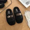 Chinelos femininos peludos, modernos e fashion, para o outono e inverno de 2026, com sola grossa, design de fivela, solas antiderrapantes e forro interno de algodão quente e confortável para uso em ambientes internos.