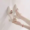 Sandalias de una correa con hebilla para mujer, tacón grueso, punta cerrada, novedad de verano 2026, punta fina, escote bajo, zapatos de una sola pieza, tacones altos versátiles