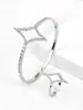 El juego de anillo y pulsera de moda de lujo más vendido de Amazon con diseño de ráfaga de estrellas calado y diamantes
