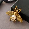 Broche de perla de abeja vintage de la época medieval para mujer, broche de alta gama con nicho, accesorios de joyería de estilo cortesano vintage.