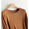 Hermosa camiseta básica de manga larga de color liso con cuello redondo, corte ajustado y elegante, para principios de otoño, con mezcla de lana