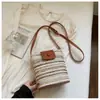 Bolsas Pequenas Tecidas Arco-Íris Estilosas para Mulheres no Atacado, Novas Bolsas de Celular de Palha Tecidas Estilo Coreano Ins, Bolsas de Ombro Transversais para Férias