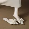 Primeiro Encontro Jifa Sapatos Mule Femininos Bico Fino Slip-on Chinelos Fechados Roupas de Verão para Uso Externo Salto Anabela com Laço Confortáveis para os Pés