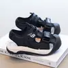 Sandálias Infantis 2026 Verão Novo Modelo Sapatos Esportivos para Meninos e Meninas Sandálias Fechadas Vazadas para Crianças Maiores Sapatos de Praia
