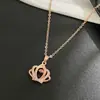 Moda Estilo Europeu e Americano Coroa Inteligente Aço Titânio Colar Feminino Pingente Cravejado com Zircônia Celebridade da Internet Joias de Alto Padrão Atacado