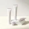 Embalagem personalizada para tubo de sérum: Tubos de PE de 16 mm de diâmetro com pontas afiadas, impressão de logotipo e isolamento para produtos de corretivo e maquiagem - uma fábrica de embalagens especializada nesses itens