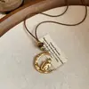 Cordón de cuero collar ovalado de acrílico nicho alta gama moda cadena de suéter simple colgante versátil elegante