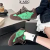 Novos sapatos femininos para o início do outono de 2026, estilo retrô, tênis de treino alemães em couro genuíno com blocos de cor, fazem os pés parecerem menores, tênis casuais esportivos Cortez