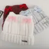 Gorro de alta qualidade coreano em mistura de lã com orelhas de gato e logo metálico, perfeito para outono e inverno, faz seu rosto parecer menor, caimento solto, adequado para cabeças maiores