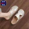 Versão em Couro Macio~Estilo Suave Sandálias de Dedo Plataforma Cuña Plissada Femininas Verão 2026 Couro Macio Temperamento Versátil Sandálias de Bico Quadrado
