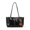 Bolsa tote elegante e prática de grande capacidade para mulheres, nova coleção de outono, apresentando um design texturizado e vintage, e um estilo único e de nicho, perfeita como bolsa de ombro ou bolsa de axila