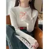 Top de malha interno com renda estilo Chanel OEM para mulheres, novo modelo 2026, suéter branco de gola semi-alta para primavera, outono e inverno