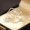 Temperamento Súper Simple Sentido de la Línea Hueco Plano Broche de Rosa Estilo Chanel Temperamento Flor Chapada en Oro Pin para Mujer