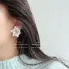 Pendientes de Flor de Perla Estilo Hepburn Retro Francés, Clips para Oreja Baroque Especiales de Forma Femenina y Moderna, Nuevos Estilos de Otoño e Invierno