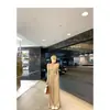 Roupa de primavera cedo: um conjunto de duas peças apresentando um top pequeno, ombro a ombro, de manga longa e com efeito rejuvenescedor, e calças casuais de perna larga