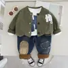 Moda Infantil Masculina Tendência Outono 2026 Novo Estiloso Jaqueta Baseball Casual para Bebê Menino Conjunto de Três Peças Tendência