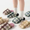 Pantuflas de Algodón Mao Li para Mujer Invierno 2025 Nuevas para Interior Hogar Suela Gruesa Antideslizantes Cálidas Pantuflas de Felpa para Pareja para Mujer