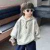 Moletom com capuz para meninos, novo estilo primavera/outono 2026, pulôver estampado de estilo coreano com corte solto, roupa da moda para o outono para meninos