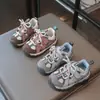 Sapatos de Papai para Crianças Pequenas Sapatos de Caminhada Antiderrapantes para Exterior Outono Novo Estilo Meninos Sapatos Esportivos Respiráveis Leves Sapatos Casuais para Bebês