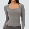 Camiseta de manga comprida para yoga com botões frontais retrô europeia e americana para mulheres, top esportivo casual versátil com gola henley e corte justo