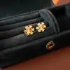 Pendientes Geométricos con Zirconia Incrustada de Aguja Plateada con Diamantes, Pendientes de Botón de Lujo Ligero con Temperamento de Gama Alta, Pendientes de Moda Populares con Sentido de Diseño y Nicho