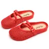 Nuevas pantuflas cerradas antideslizantes de suela plana para madres de mediana edad, pantuflas perforadas de suela plana de cuero sintético para que las mujeres las usen afuera