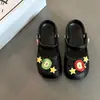 Zapatos perforados poco profundos de dibujos animados de frutas de doble uso para mujer, sandalias de exterior antideslizantes sin cordones de suela gruesa para verano 2026
