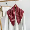 Pañuelo cuadrado marrón estilo Maillard para mujer, nuevo modelo otoño 2026, elegante y versátil, se puede usar como accesorio decorativo para el cabello o bufanda para el cuello, venta al por mayor