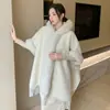Capa Gruesa Nueva de Moda con Forro de Polar para Otoño e Invierno para Mujer, Lana de Cordero Sintética, Chal Cálido con Capucha y Borlas de Alta Gama
