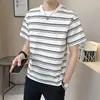 Camiseta Masculina de Manga Curta Listrada Verão Tendência Marca 2025 Nova Casual Solta Meia-Manga Bonita Top Tendência Camiseta Masculina