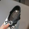 Sapatos de Couro para Meninas 2026 Novo Estilo Tendência da Moda Sapatos para Crianças Médias e Grandes Sapatos Baixos de Uma Sola Sapatos de Bolinhas Princesa Sapatos Mary Jane