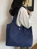 Bolso de nailon de color sólido, retro, casual, versátil, resistente al agua para el invierno de 2026, nuevo estilo para el día a día con un toque de alta gama, bandolera