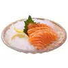 Plato de ventresca de pescado, sashimi fresco noruego recién cortado, sección media de salmón importado, mariscos listos para comer, láminas de pescado crudo refrigeradas