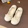 Sapatilhas femininas redondas estilo francês com laço, solado macio dobráveis, sapatos de vovó, sapatos de salto único plissados para aumentar a altura
