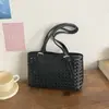 Bolso de Mano Exquisito con Calados de Shuai Mi 2026 Modelo Nuevo Bolso Cesta de Vacaciones de un Solo Hombro a la Moda Bolso para Madre e Hija de Axila Moderno