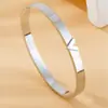 Nova moda V-shaped pulseira lisa de aço titânio feminina nicho personalidade estilo luxo leve pulseira com fecho pulseira joias atacado