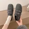 Zapatos de Interior Estilo Retro Británico Mocasines con Punta Cuadrada Tallada para Mujer Otoño Invierno Nuevos Zapatos Pequeños de Cuero Negros 2026 Zapatos Individuales