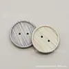 Botões de resina dupla face são simples e estilosos, adequados para decoração costurada à mão em coletes, casacos, sobretudos, blusas e acessórios de vestuário externo.