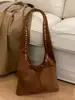 Bolso tote transfronterizo de gamuza tachonada vintage para mujer, bolso de axila estilo motero de nicho para otoño e invierno 2026, bolso de mano elegante