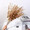 Decorações Florais Douradas para o Festival da Primavera, Flores de Bênção de Ano Novo em Balde, Frutos de Azevinho, Frutos Vermelhos, Folhas de Eucalipto em Leque e Arranjos de Rosas