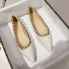 Zapatos Planos de Tacón Bajo para Primavera 2026, Zapatos Versátiles de Punta con Suela Suave para Combinar con Faldas, Zapatos Planos de Remaches Color Nude para Mujer