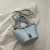 Bolso Cubo de Mimbre Chic de Moda para Mujer 2026 Invierno Nuevo Estilo Elegante Color Sólido de Alto Valor Bolso de Hombro de Nicho