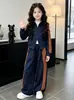 Conjunto de Roupa Casual Estiloso para Meninas 2026 Novo Estilo para Crianças Médias e Maiores Conjunto de Duas Peças com Jaqueta Listrada e Calça Esportiva Roupas de Outono para Crianças Tendência