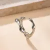 Anillo de moda transfronterizo de acero inoxidable con apertura irregular de línea de presión de aceite diseño de nicho fabricantes de joyería de acero de titanio