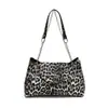 Bolso de leopardo de moda para mujer, bolso de hombro estilo occidental de alta gama, bolso de hombro tipo bandolera con diseño de nicho, 2024