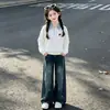 Conjunto versátil para niña para primavera y otoño: un conjunto de dos piezas estilo preppy que presenta un top de manga larga con doble cuello y lazo, combinado con pantalones de mezclilla de moda